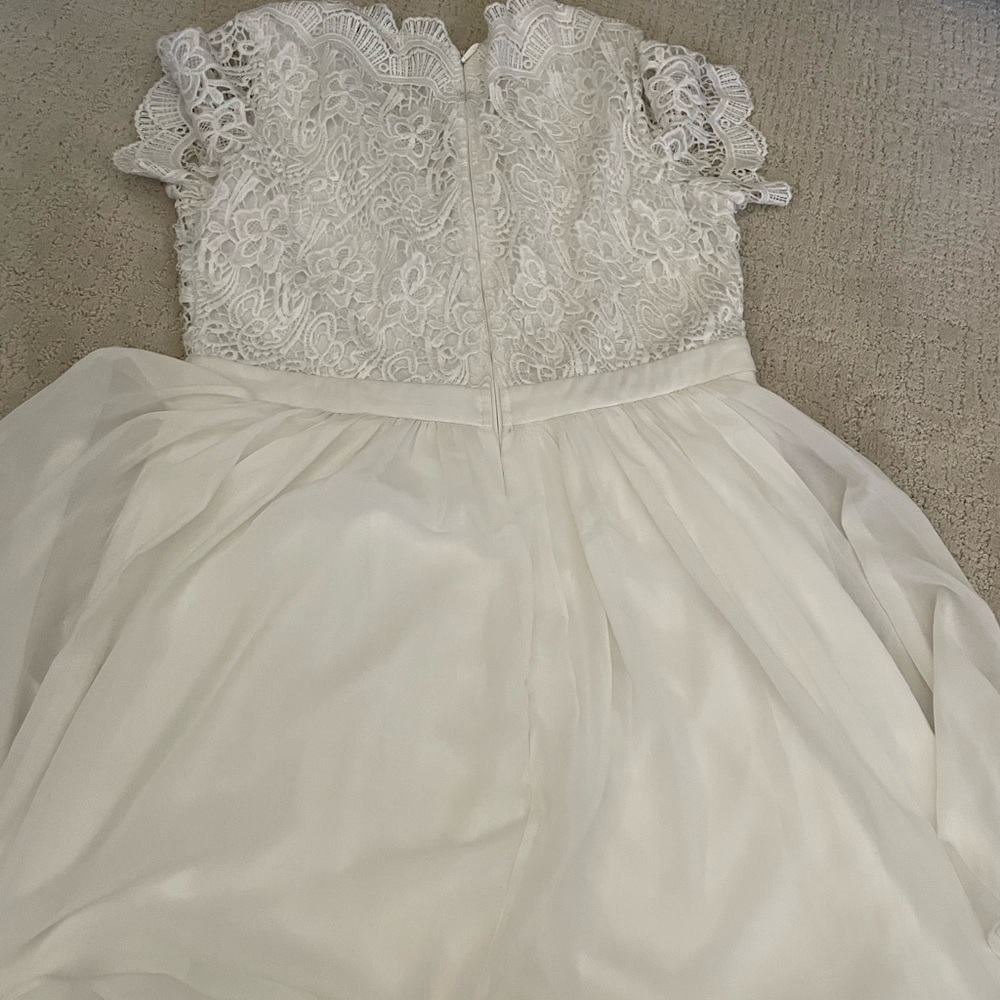 Elegant White Lace Dress - Picture 3 of 3
